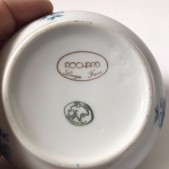 Rochard Limoges porcelain trinket box magnolia round blue pill jewelry gold trim - Picture 4 of 8